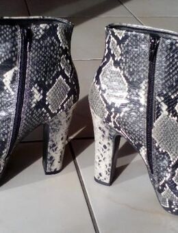 Hohe Stiefeletten mit Schlangenoptik - Waghäusel