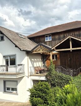 Mehrfamilienhaus mit drei Wohneinheiten, Garagen, Garten, Streuobstwiese/Koppel und Mega-Fernblick! - Ollmuth