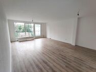 FRISCH SANIERTE geräumige 2 Zimmerwohnung mit Balkon und Aufzug; Stellplatz im Innenhof - Mönchengladbach