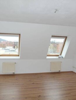 Frei ab September 2025: Großzügige 2-Zimmer-Dachwohnung mit Laminatboden und Bad mit Wanne + Dusche - Freital