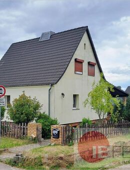 Teilmodernisiertes Einfamilienhaus mit überdachter Terrasse, Nebengelass, Garage + großem Grundstück - Petersberg (Sachsen-Anhalt)