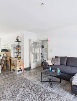 Wohnen mit Blick ins Grüne: 3,5 Zimmer - Loggia - großes Wohnzimmer - Altbaucharme - Hannover