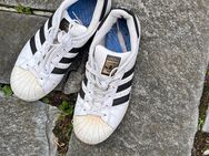Dreckige lange getragene Adidas Schuhe - Köln