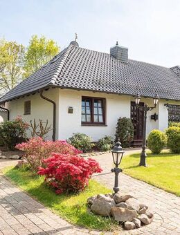Gepflegtes und teilsaniertes Walmdachhaus mit massiver Garage und Sommergarten - Kröppelshagen-Fahrendorf