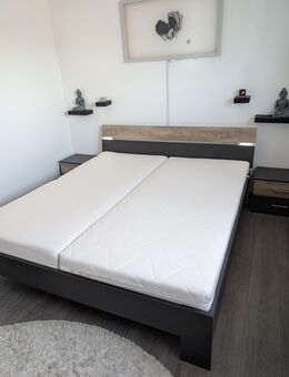 Bett 1;80 mal 2 Meter mit passendem Matratzen, sowie 2 Nachtschränke zu verkaufen - Sittensen
