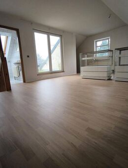 4 Zimmer Wohung mit Dachterrasse, Badewanne & Dusche + Gäste-WC, PKW-Stellplatz, Dez. mietfrei! - Chemnitz