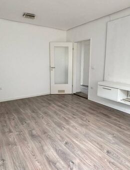 Für sportliche junge Leute ! Nähe Fürther Straße, helle 3-ZW. 62 m², Balkon, EBK, 4.OG ohne Aufzug. - Nürnberg