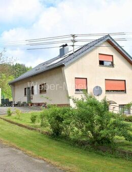 Freistehendes 3-Parteienhaus mit Nebengebäuden (Stallungen, Remisen), 2. Bauparzelle + Weideland - Much