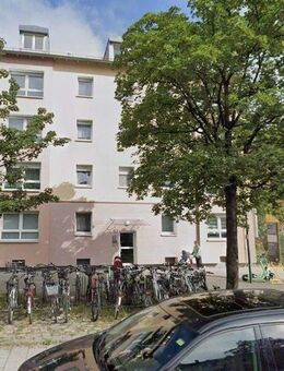 Sanierte 2-Zimmer-Wohnung mit Balkon und Einbauküche - München