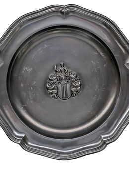 Zinnteller mit Wappen 24 cm/635 g 3 Punzen RAS Soltauer Zinn Engel - Hamburg