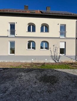 Auerbach - Kernsanierte Obergeschosswohnung mit kleinen Gartenteil, in ruhiger Lage - Auerbach (Oberpfalz)