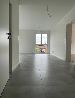 Stilvolle Eigentumswohnung 3-Zimmer-Wohnung mit Balkon, Stellplätzen und Gartenanteil - Schönenberg-Kübelberg
