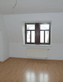 Ab sofort zu haben: 2-Zimmer-Dachwohnung mit Laminatboden, separater Küche & Bad mit Dusche - Freital