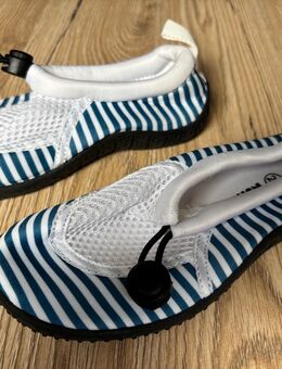 Weiß-Blau gestreifte Wasserschuhe - Kahl (Main)