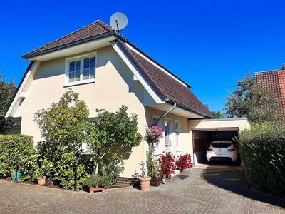 Eindrucksvolles Stadthaus mit Garage, pflegeleicht angelegtem Gartengrundstück mit überdachter Südwest- Terrasse in Bad Zwischenahn/ zentrumsnah