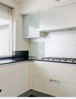 MODERNE U-KÜCHE IM WEIB MIT KASTENWAND - Bunde