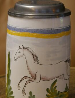 Bierkrug mit Zinndeckel , Fayence - Walzenkrug ,limitierte Auflage , Motiv - springendes Pferd , Höhe 22cm - Görlitz