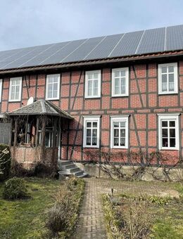 Vierseitenhof mit Fachwerkhaus, Scheune, Nebengebäude, Garten und Grünland - Beetzendorf