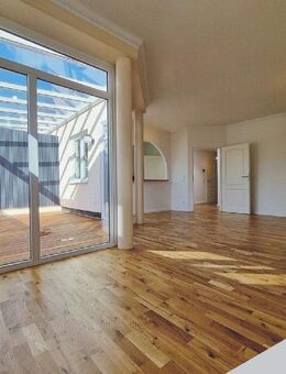 *RESERVIERT*Bezugsfreie, modernisierte Penthouse-Wohnung mit Terrasse, Wintergarten + Stellplatz - Berlin