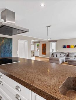 Exklusives Zweifamilienhaus mit großzügigen Garten und vielseitigen Nutzungsmöglichkeiten. - Langenfeld (Rheinland)