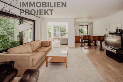 Beeindruckendes Walmdachhaus mit Blick ins Grüne und Tiefgarage
