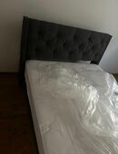 Bett mit Matratze und Lattenrost in 55278