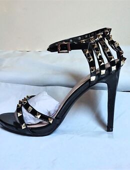 Gr. 40, sexy High Heels Sandaletten, LACK schwarz mit Nieten - Bruchköbel