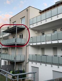 Exklusives Wohnflair: Modernes 2-Zimmer-Apartment (2. OG, ca. 59 m²) - großer Balkon - EBK - Carport - Hof
