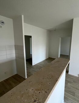 Frisch saniertes Zuhause für Ihre Familie: 5-Raum-Wohnung mit Tresenküche - Chemnitz