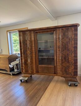 Massiver Nussbaumschrank mit Wurzelholzfurnier - Berkenthin