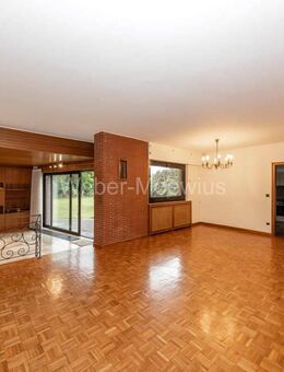 Freistehendes Einfamilienhaus mit EBK, Parkettböden, Kamin, Balkon, Terrasse, Garten + 2 Garagen - Wesseling
