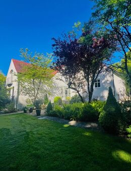 Außergewöhnliches Einfamilienhaus im Villen-Stil mit toll angelegtem Garten und Garagengebäude - Zeilarn