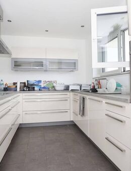 NEUWERTIG in ruhiger Lage: 3,5 Zimmer, gr. Balkon mit Fernblick - Schwalbach