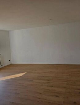 Frisch renovierte 3,5-Zimmer-Wohnung mit Balkon, Einbauküche & Aufzug in Göppingen - Göppingen