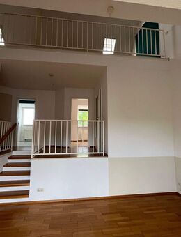 2,5-Zimmer-Galeriewohnung mit Balkon, Einbauküche und Tiefgaragenstellplatz - Nürnberg