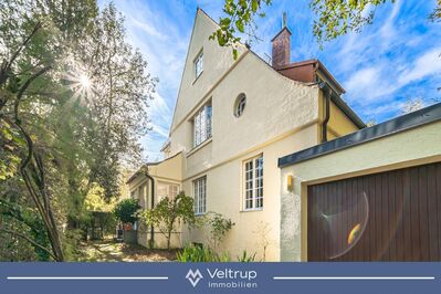 VOLL CHARME, GESCHICHTE & POTENZIAL - HISTORISCHE VILLA MIT GARTEN IN GRÄFELFING