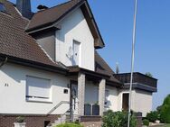 Attraktives Einfamilienhaus mit großem Garten und 2 Garagen in Borgentreich - Borgentreich (Orgelstadt)