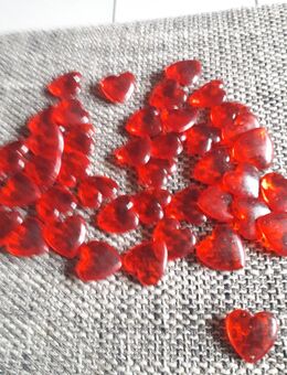 Kunststoff-Dekoherzen rot 3x3 cm 43 Stück € 4,- - Euskirchen
