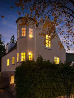 Großzügiges Wohngefühl: Einfamilienhaus mit Traumgarten zur Neugestaltung - München