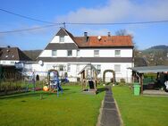 Hier ist Platz für die ganze Familie! Zweifamilienhaus mit familienfreundlichem Garten. - Nümbrecht