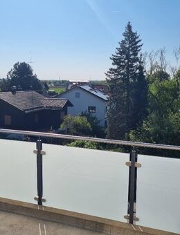 Helle Dachgeschoss-Wohnung - modern ausgestattet - mit Küche - Feldkirchen (Regierungsbezirk Oberbayern)