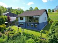 Ruhig gelegenes, freistehendes Haus mit Einliegerwohnung, überdachter Terrasse, Garage, PV-Anlage und schöner Aussicht in Kopp - Kopp
