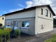 Wohnhaus mit separater Einliegerwohnung und 4 Garagen - Albersdorf (Schleswig-Holstein)