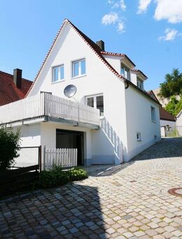 Charmantes und modernisiertes Stadthaus mit großzügiger Terrasse und Garage in ruhiger und zentraler Lage in Abenberg. - Abenberg