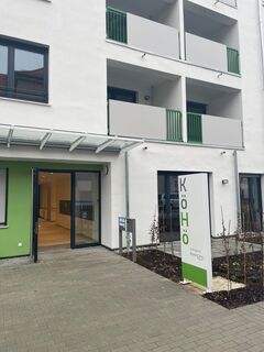 + Sofort frei + Neubau-Seniorenwohnung, 2 Zimmer, Balkon, Aufzug (direkt vor der Türe), barrierefrei, KfZ-Stellplatz +