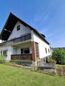 Schnäppchenpreis und Top-Lage! Sanierungsbedürftiges Haus mit 2 Wohnungen, Nebengebäude und schönem Grundstück in ruhiger und dennoch zentraler Lage! - Westerburg