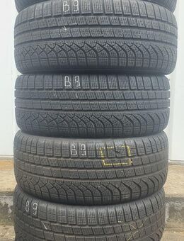 2x Winterreifen Pirelli PZeroWinter MO 245/45 R19 102H Dot2823 6,5-7,5mm B9 - Euskirchen Zentrum