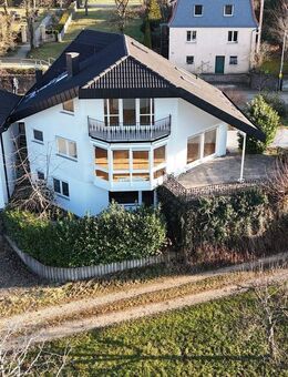 Repräsentative Villa mit außergewöhnlicher Architektur, Einliegerwohnung & 4 Garagenplätzen - Lorch (Baden-Württemberg)