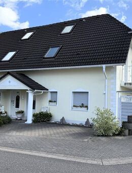 Familienhaus mit 2 abgeschlossenen Wohnungen/2 Garagen/großer Carport zu verkaufen - Wadgassen