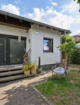 Großzügiger Bungalow mit Jacuzzi, Sauna und Doppelgarage in Uttenreuth - Wohnen auf einer Ebene - Uttenreuth